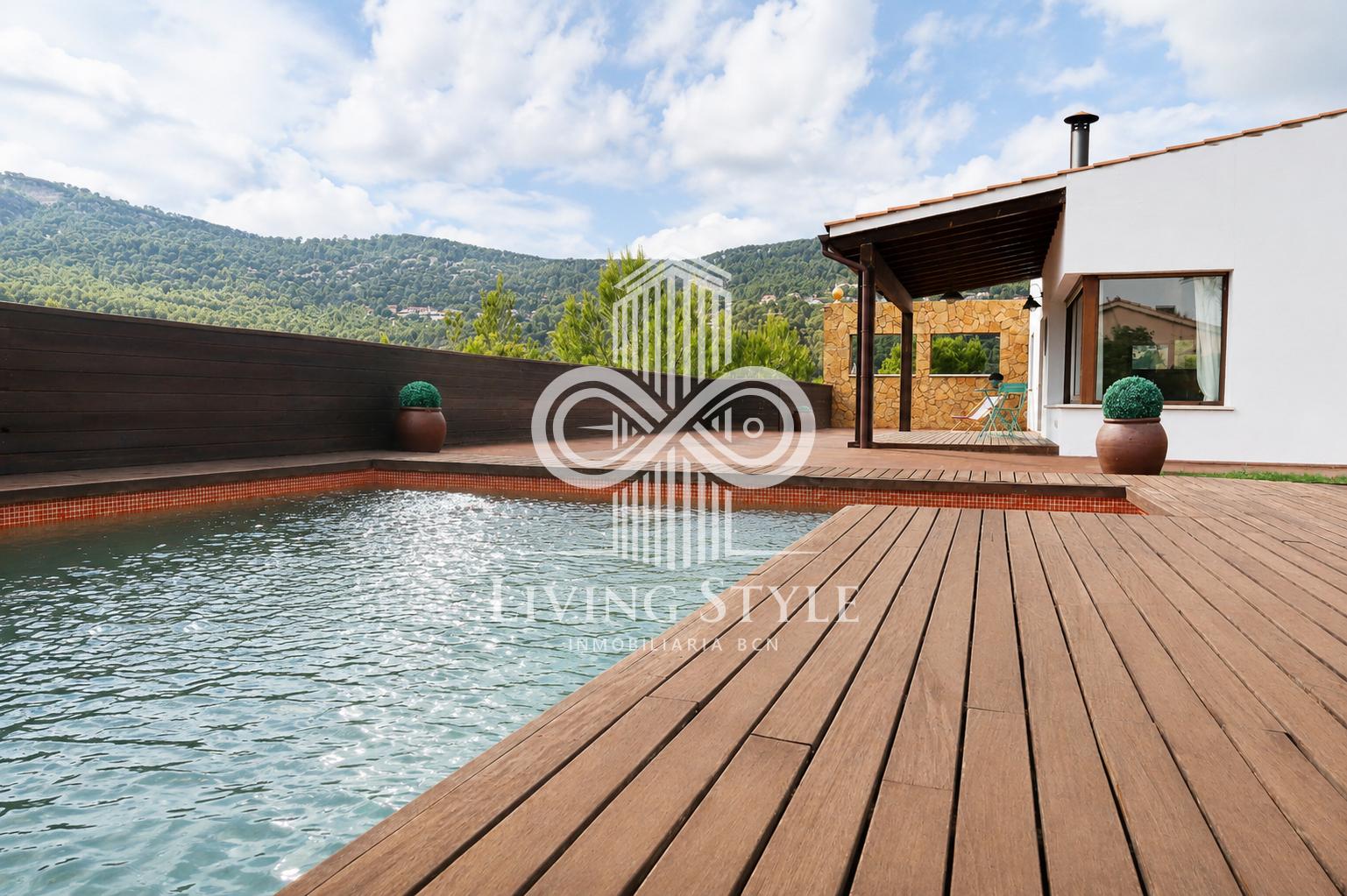 Piscina y porche